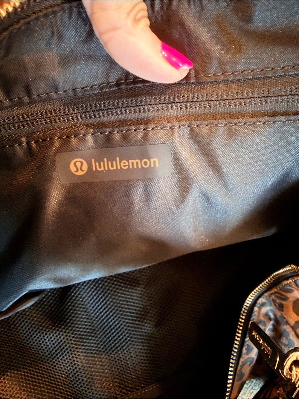 Lululemon Large Slouchy Sling Bag 13L
Metal Hardware leopard print NWT - Picture 11 of 14